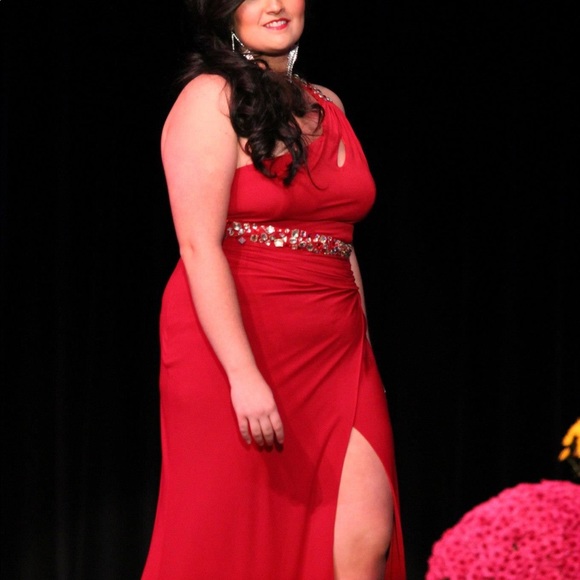 Red Gown Prom/Homecoming/Pageant - Picture 3 of 6